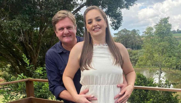 Veridiane e Adilson em foto abraçados