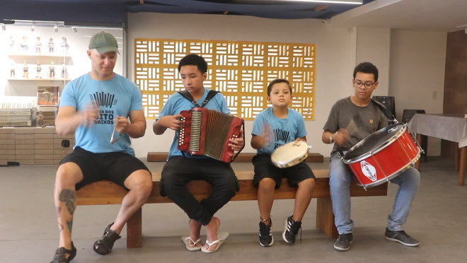 Sanfona de oito baixos: o pequeno fole que moldou o forró e resiste no Agreste