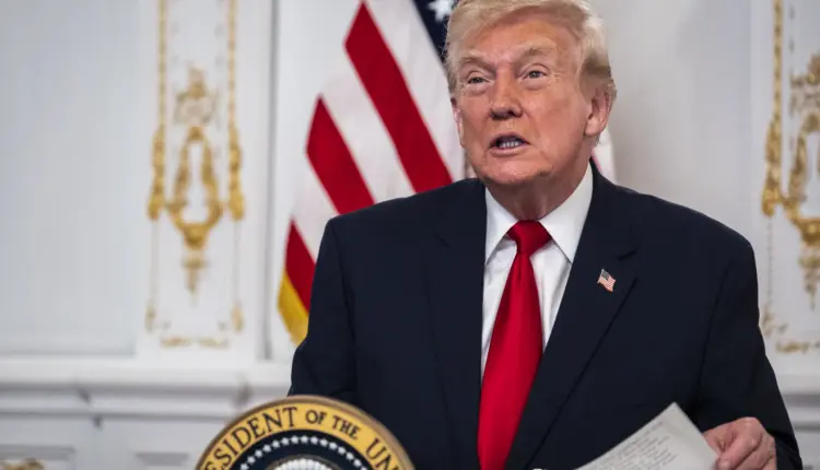 Presidente dos EUA Donald Trump participa de uma chamada com militares americanos de seu clube Mar-a-Lago, na Flórida, no Dia de Ação de Graças, em 27 de novembro de 2025, em Palm Beach, Flórida.