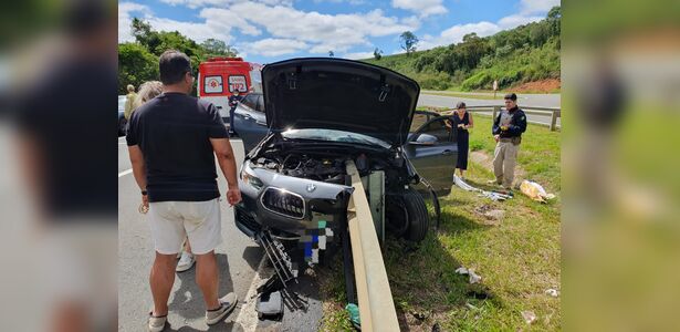 Defensa metálica atravessa carro e mata criança na BR-376 em Tibagi