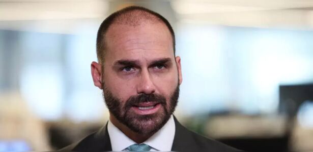 Eduardo acusa Moraes de perseguição após ida de Bolsonaro à Papudinha; confira o vídeo