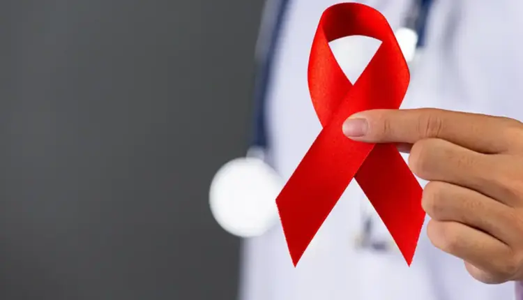 A fita vermelha (ou laço vermelho) é o símbolo universal da conscientização, apoio e solidariedade às pessoas que vivem com HIV/AIDS. Foto: MS/Divulgação© MS/Divulgação Versão em áudio