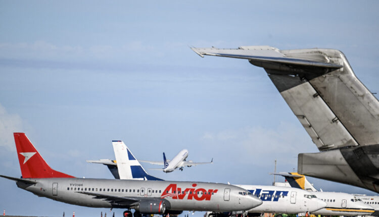 Um avião da Copa Airlines decola no Aeroporto Internacional Simón Bolívar, em Maiquetía, Venezuela, em 3 de dezembro de 2025. Empresa foi uma das últimas a suspender operações e a primeira a retomar os voos