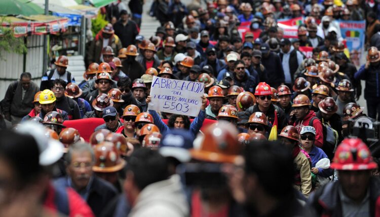 Mineiros bolivianos participam de uma marcha em protesto contra o decreto que elimina os subsídios aos hidrocarbonetos na Bolívia, em La Paz, em 24 de dezembro de 2025. Os mineiros bolivianos – a maioria filiada à Central Sindical dos Trabalhadores da Bolívia (COB) – foram às ruas protestar contra o decreto do governo de centro-direita de Rodrigo Paz na semana passada, que dobrou os preços dos combustíveis e ameaça desencadear uma onda de inflação. (Foto de JORGE BERNAL / AFP)