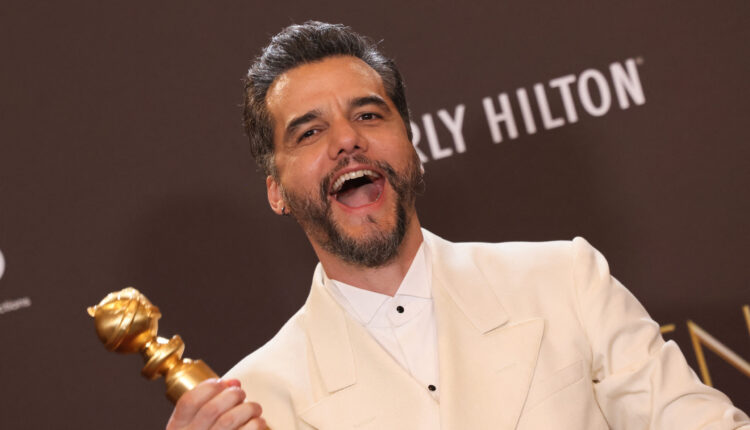 Wagner Moura com a prêmio de Melhor Ator em filme de drama do Globo de Ouro