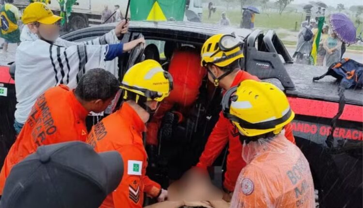 Bombeiros socorrem apoiador de Nikolas Ferreira, vítima de raio, em Brasília