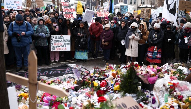 Moradores de Minneapolis se reúnem para protestar contra a política de imigração e prestar homenagem à Renne Good, morta no dia 7 de janeiro por agentes do departamento de imigração