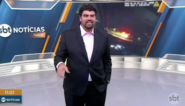 André Azeredo no comando do SBT Notícias. Foto: Reprodução