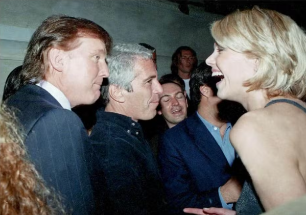 Foto dos arquivos divulgados pelo governo dos EUA mostra Trump com Epstein