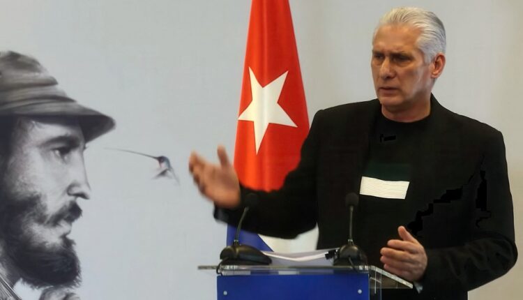 Esta captura de tela da TV cubana, divulgada em 5 de fevereiro de 2026, mostra o presidente de Cuba, Miguel Díaz-Canel, falando durante uma coletiva de imprensa em Havana, em 4 de fevereiro de 2026.