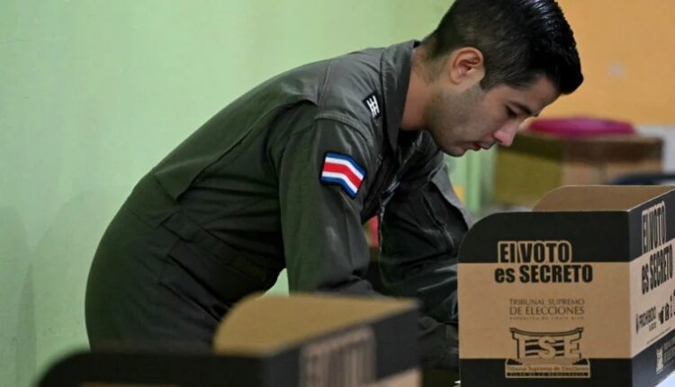 Urnas seguem abertas até as 18h (horário local)