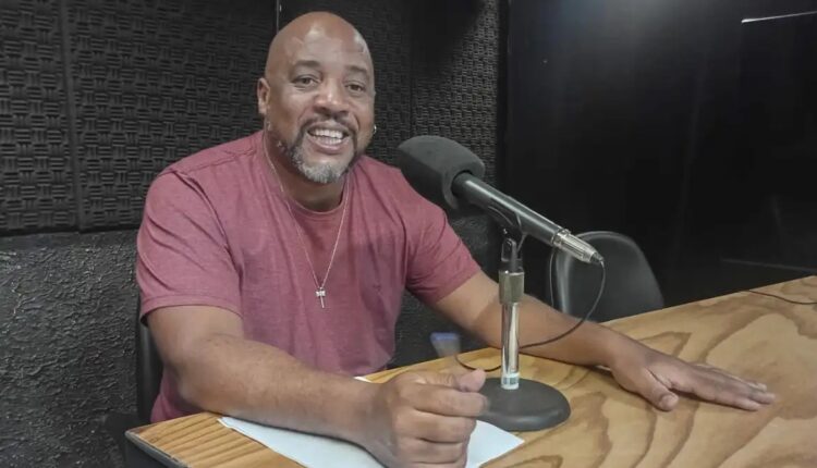 Samba-enredo é um grande enunciado político, diz sociólogo