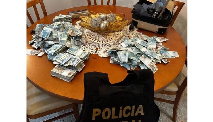 deputado estadual Flávio Serafini (Psol-RJ) articula, nos corredores da Assembleia Legislativa (Alerj), as últimas assinaturas necessárias para instalar uma CPI