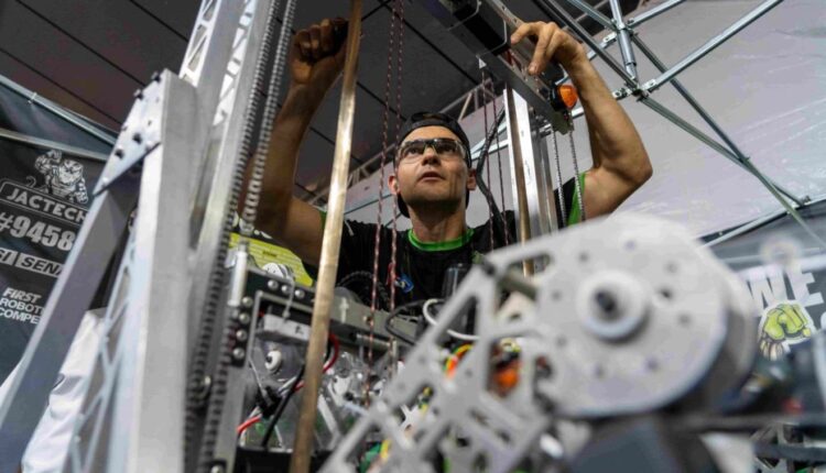 Juros altos fizeram setor industrial desacelerar em 2025, aponta CNI