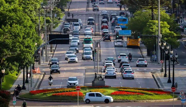 Diversos carros em uma rua no Centro de Curitiba. IPVA 2025