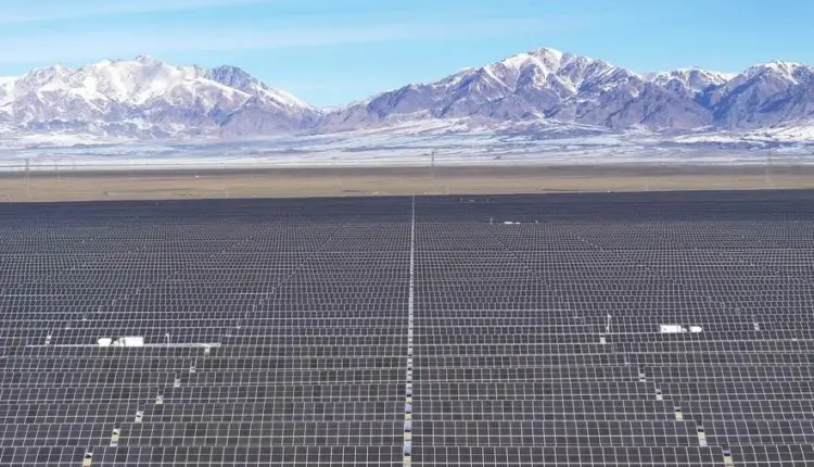 Usina Fotovoltaica de Shichengzi em Hami, Xinjiang. A região possui mais de 100 GW de capacidade solar instalada, tornando-se um dos principais polos de energia renovável em áreas desérticas da China.