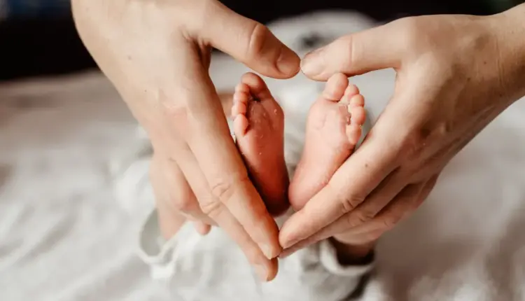 A triagem neonatal é essencial para descobrir se o bebê está saudável e investigar possíveis doenças (Imagem: Filip Olejowski 