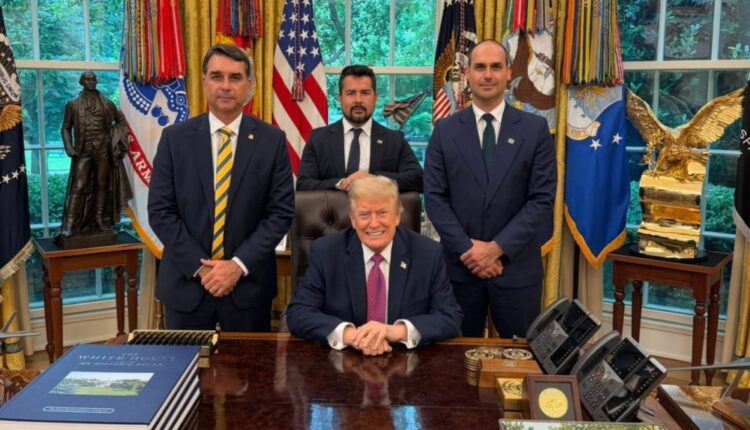 foto de flávio bolsonaro, eduardo bolsonaro, trump