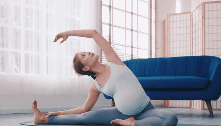 Práticas integrativas, como o yoga, podem promover mais bem-estar físico e emocional antes, durante e após a gestação (Imagem: Momentum studio